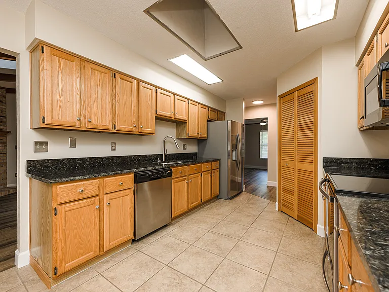 1523 Poplar Dr — Photo 16