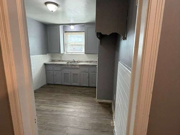 3rd image of 16137 Prevost St