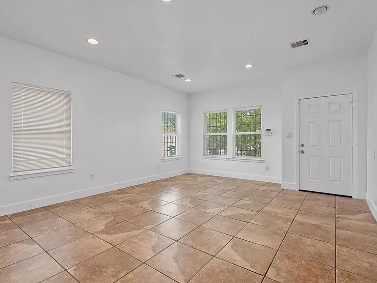 2514 Bennington St — Photo 11