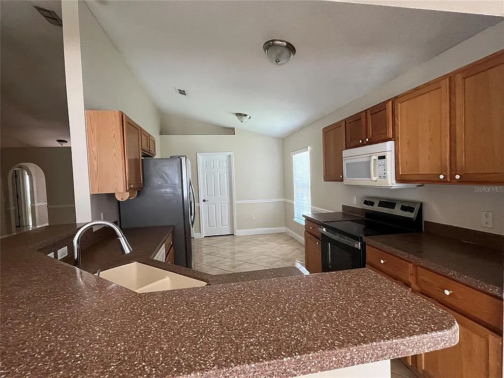 3 bed, 2.0 bath, 1874 sqft, $2,325 — Photo 3