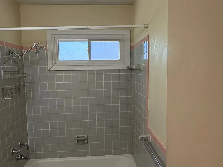 704 Robinwood Ln — Photo 5
