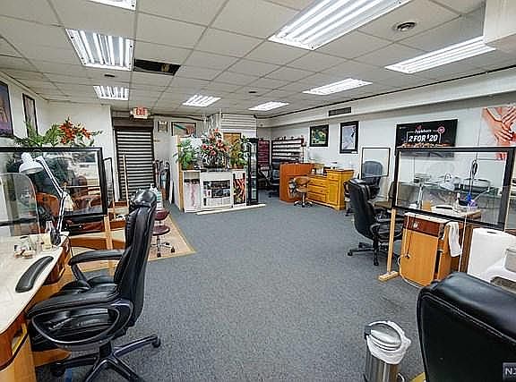 4th image of 213 Bloomfield Ave