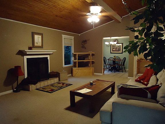 3rd image of 210 Lakeside Dr