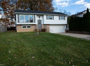 1751 Rosalyn Dr, Mineral Ridge, OH