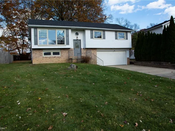 1751 Rosalyn Dr, Mineral Ridge, OH 44440