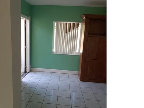 3rd image of 724 W Evanston Cir
