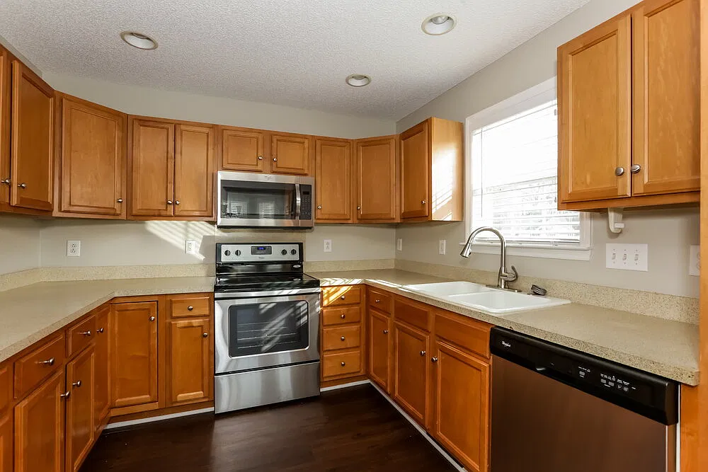 3 bed, 2.0 bath, 1569 sqft, $2,270 — Photo 4