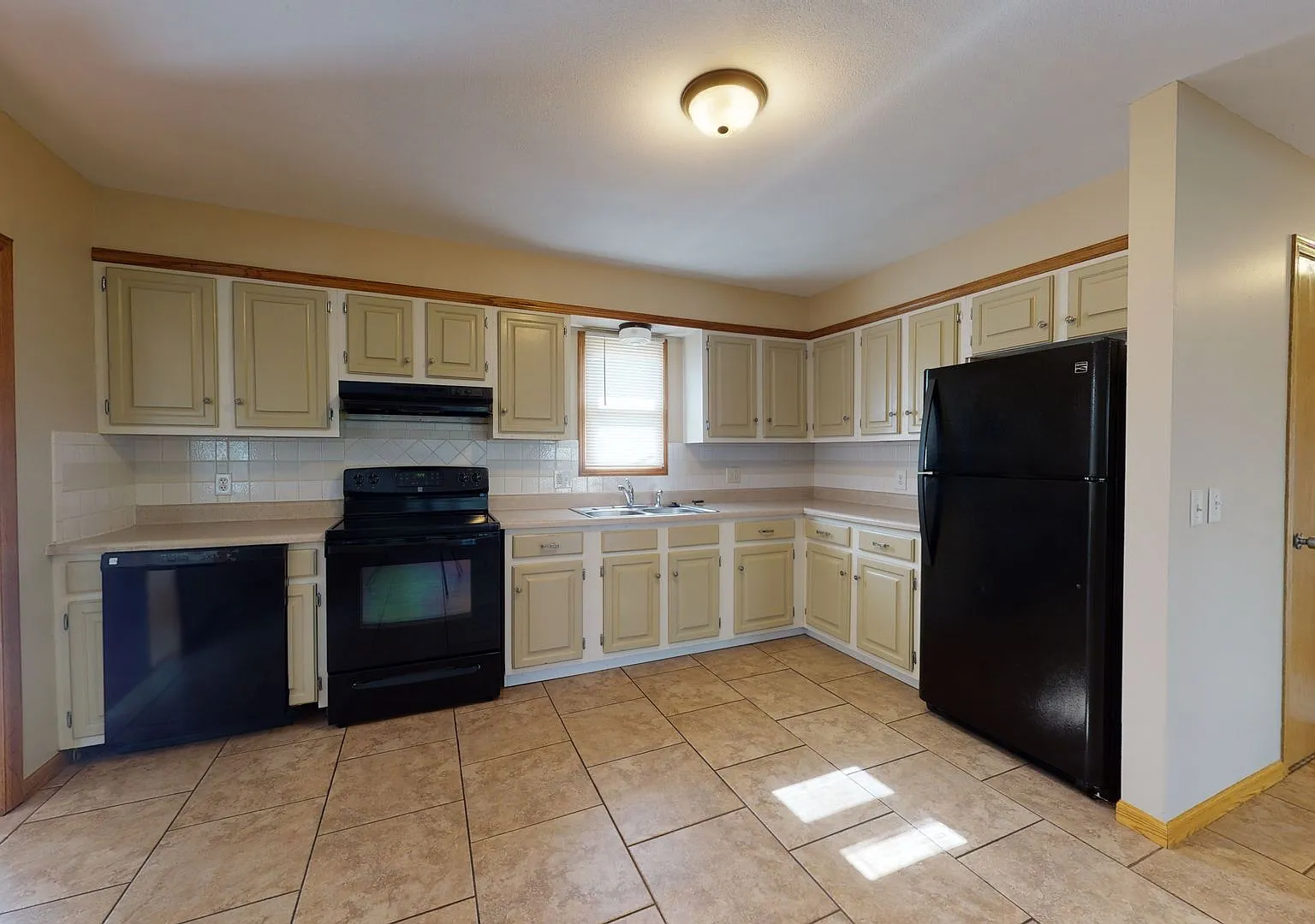 3 Bedroom, 1.5 Bathroom House — Photo 4