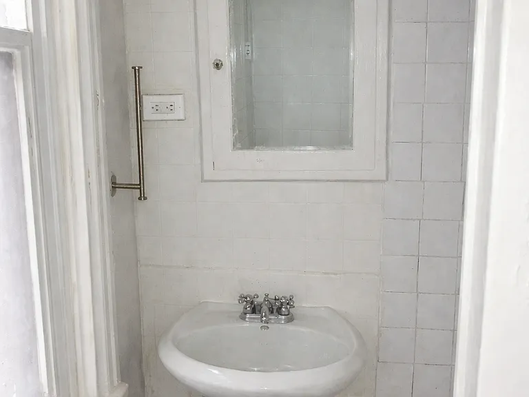 132 Jefferson Ave #2 — Photo 6