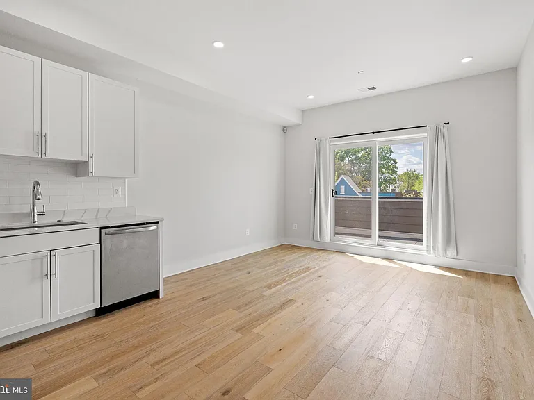 1130 Penn St NE #6 — Photo 5
