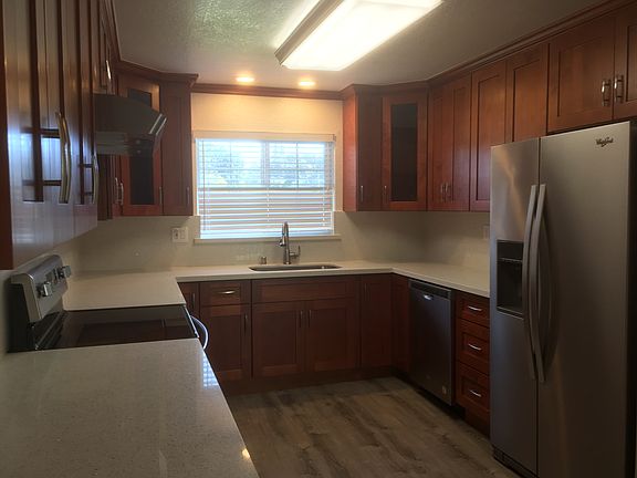 4th image of 2107 Lakewood Dr