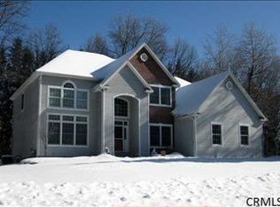 11 Pinecrest Dr, Niskayuna, NY 12309