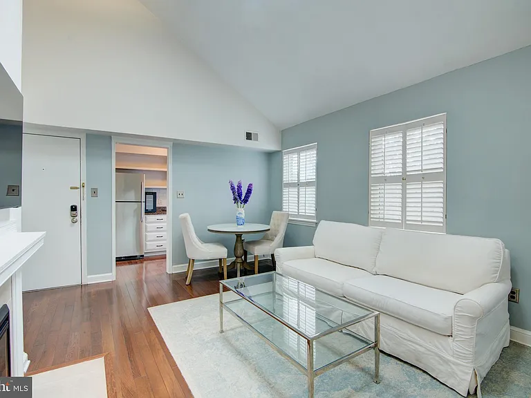 2100 N Scott St #106 — Photo 6