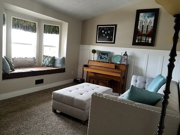 Lakeview front room 