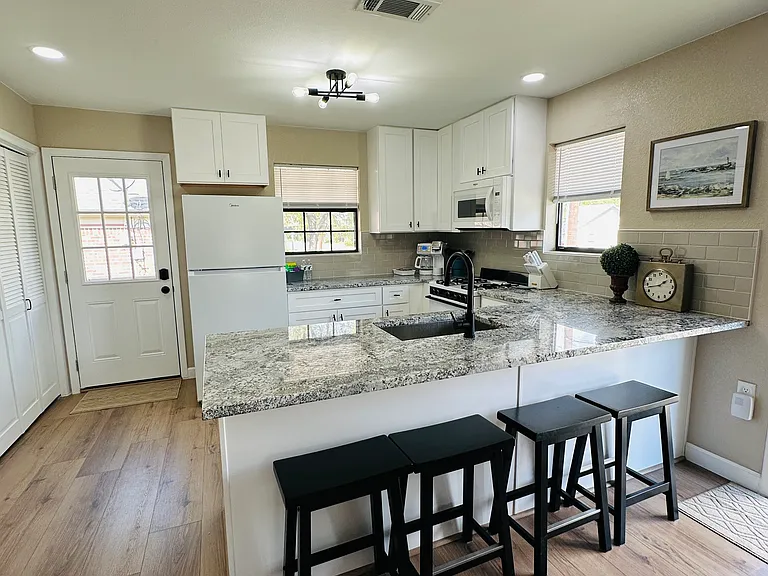1505 N College St — Photo 32