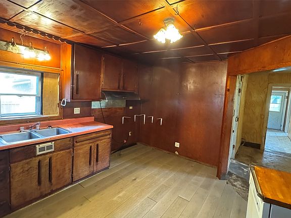 4th image of 123 W Irving St