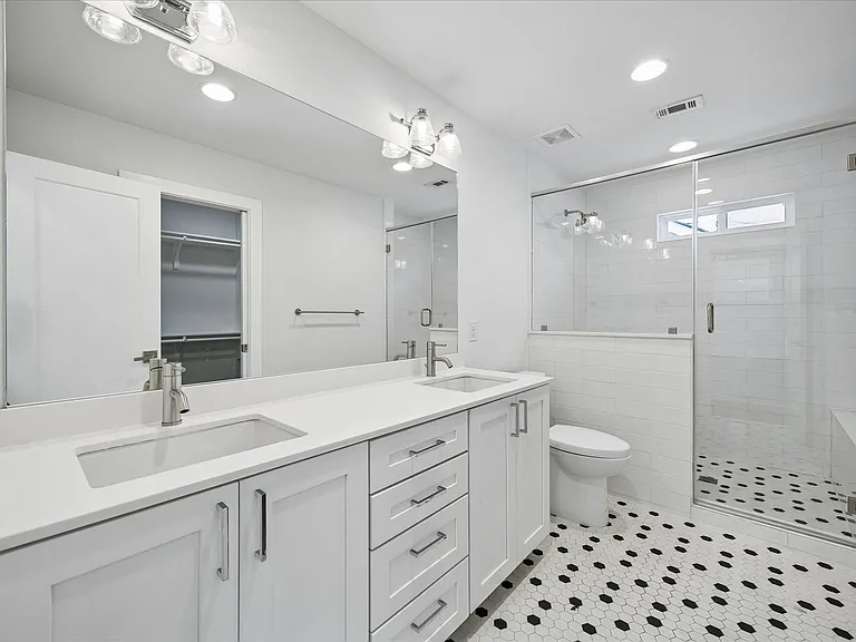 610 W 33rd St — Photo 10