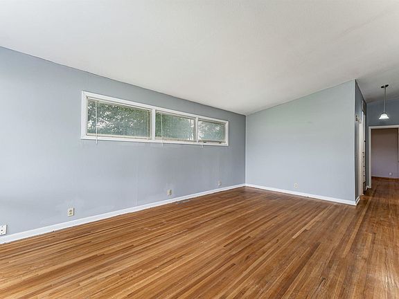 5th image of 1933 E Carson St