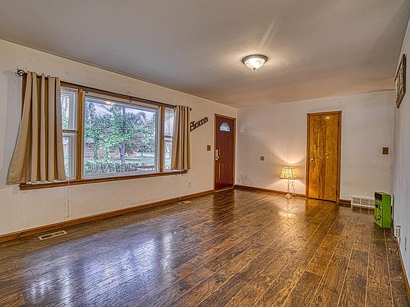 4th image of 1906 Carol Dr