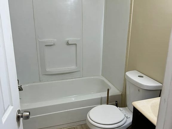 5th image of 575 Anderson Ave APT 11