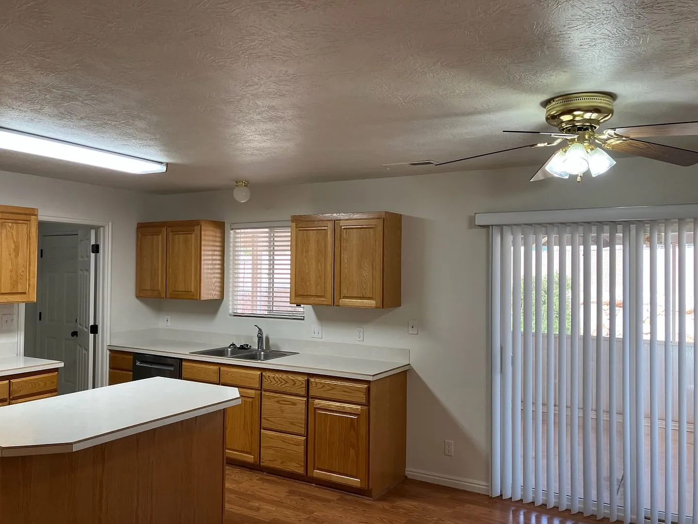 Charming 1-Bedroom Home Utilities Included! — Photo 2