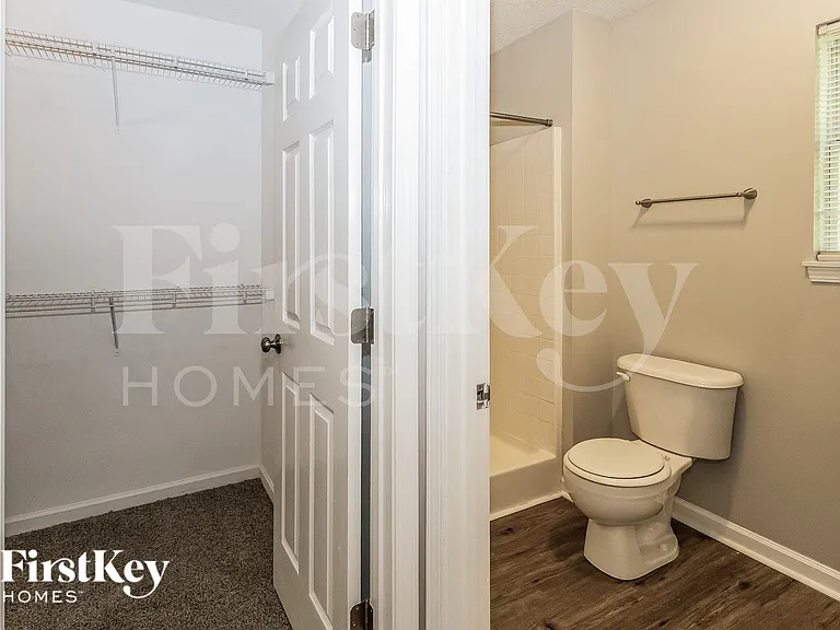 423 Aberdeen Cir — Photo 16