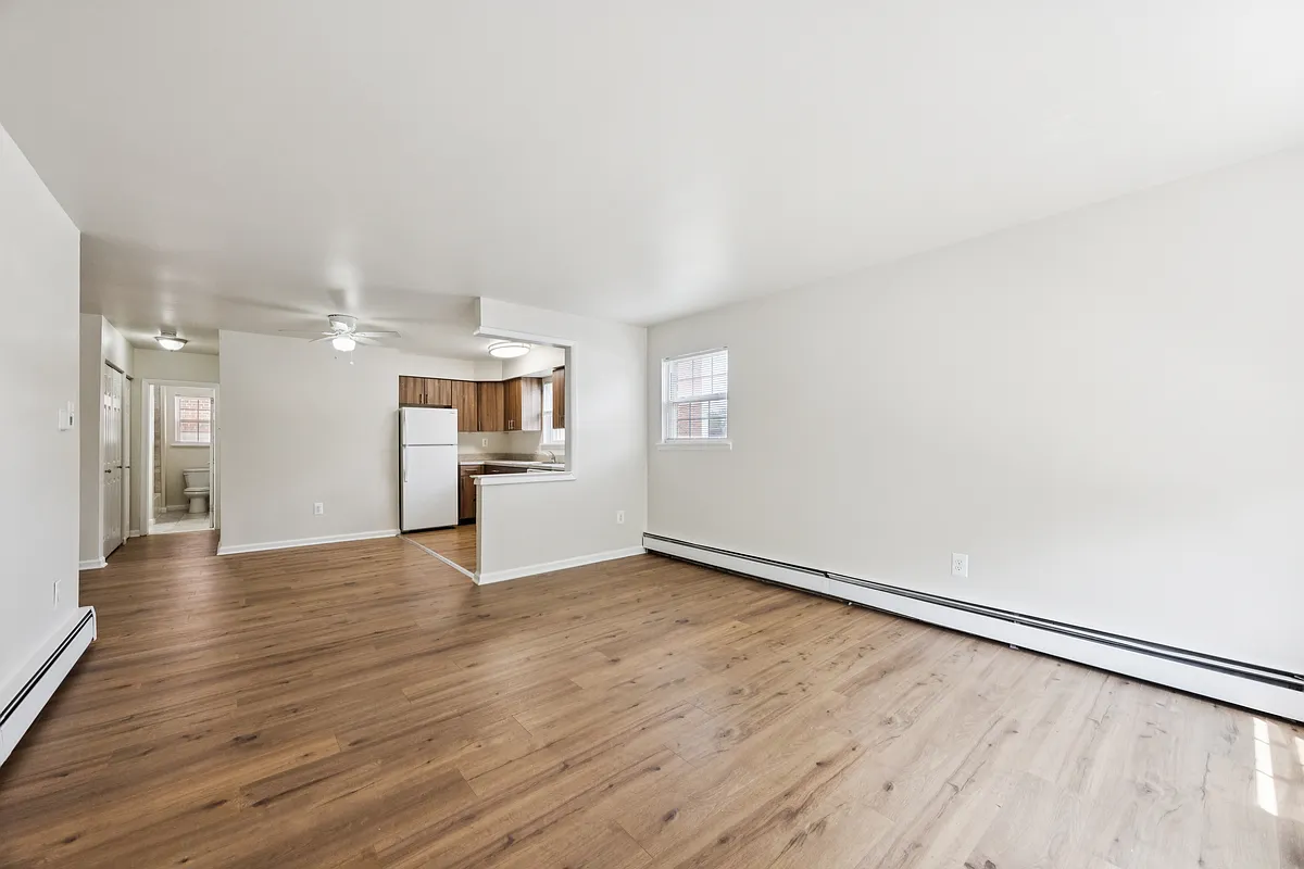 Building Photo - 17 E Maple Ave #11