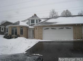 3037 Highpointe Curv, Roseville, MN 55113