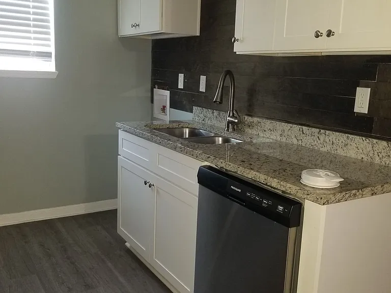 Avondale III Apartments — Photo 19