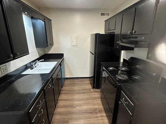4th image of 320 S Wyandotte Ave