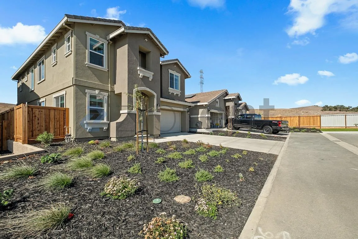 5 bed, 3079 sqft, $5,500 — Photo 3