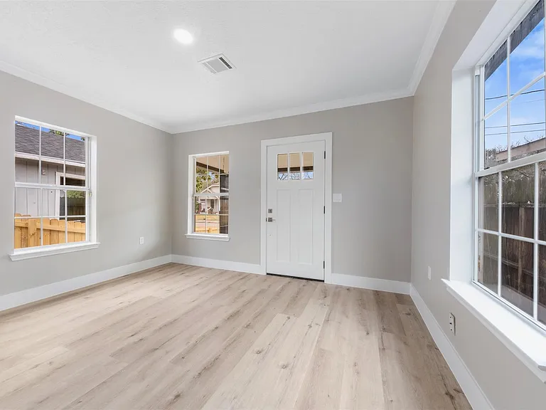 219 E James St — Photo 9