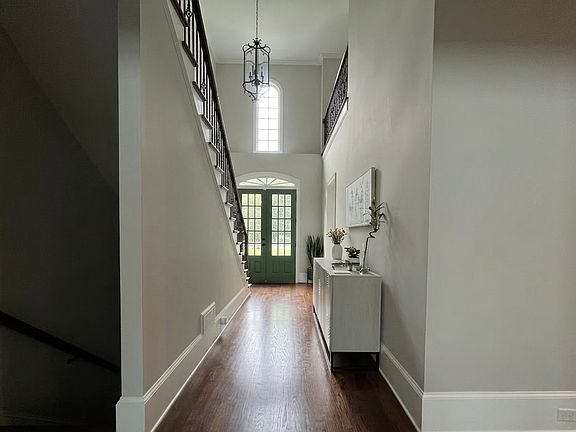 4th image of 585 Cliftwood Ct
