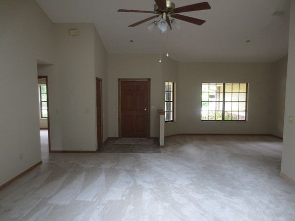 4th image of 548 Oak St