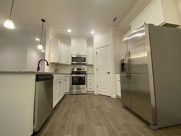 5th image of 266 Coventry Ave