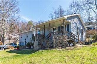2nd image of 30 Woodycrest Trl