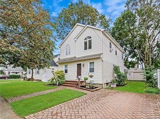 271 Ribbon St, Franklin Square, NY 11010