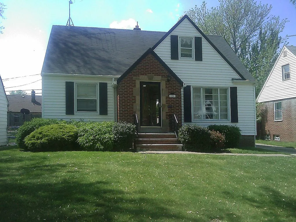 390 E 264th St photo 1
