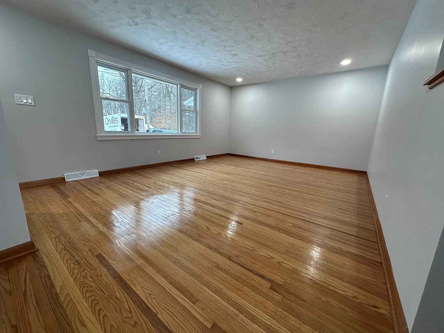 3 bed, 1234 sqft, $2,500 — Photo 4