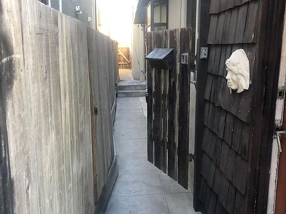 3rd image of 811 Santa Clara Pl
