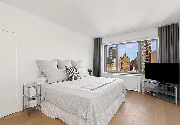 3rd image of 200 E 62nd St APT 10C