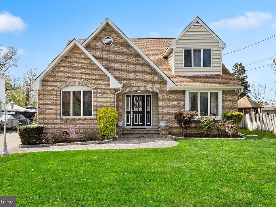 1st image of 163 Bunting Ave
