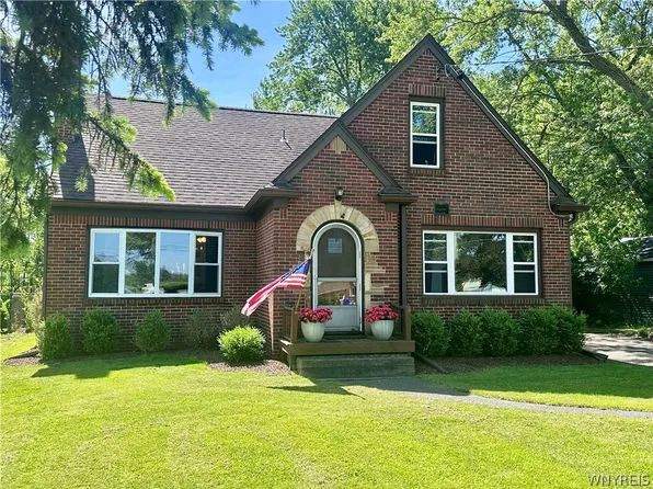 2255 Berg Rd, West Seneca, NY 14218