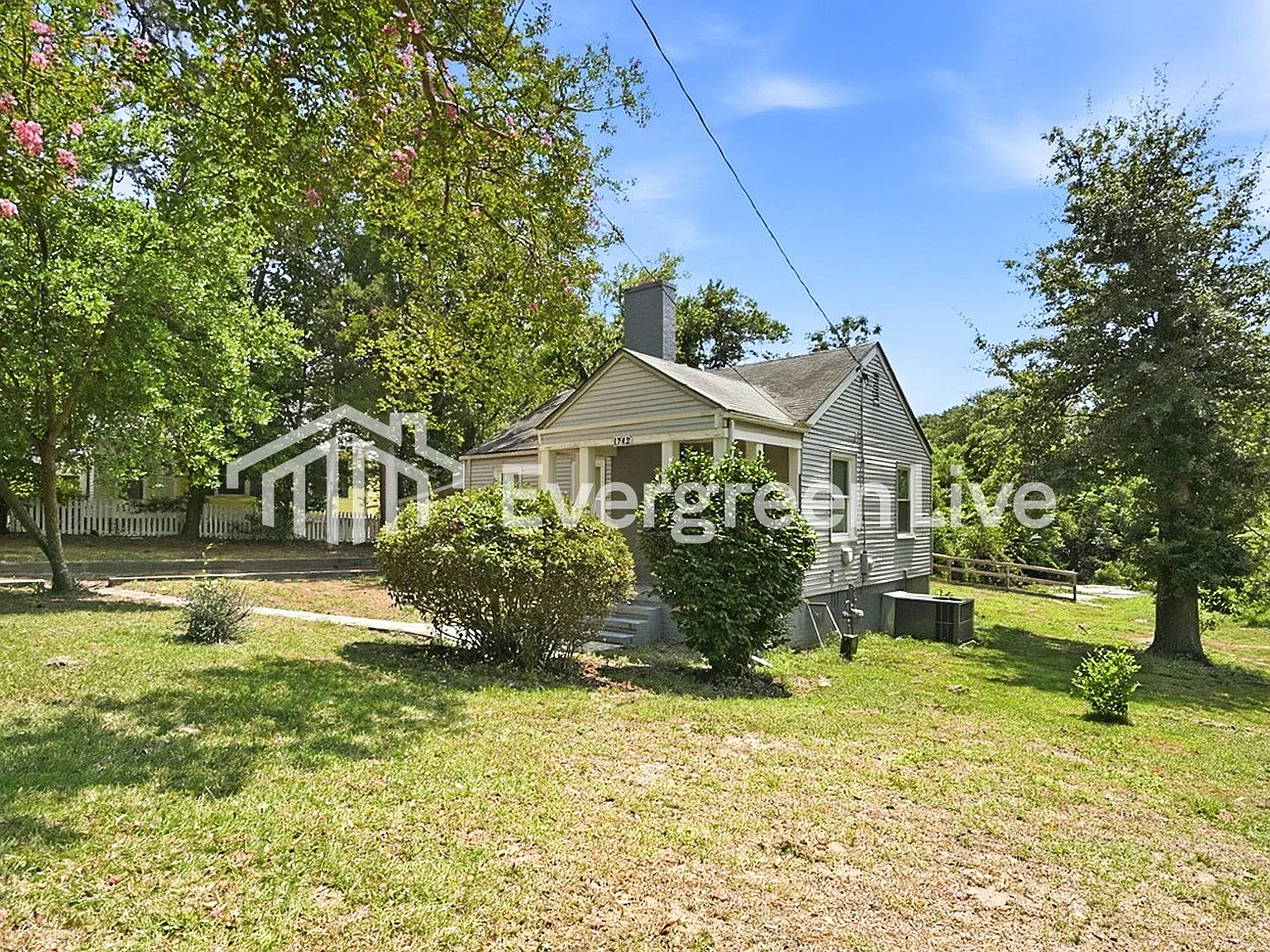 3 bed, 1.5 bath, 1138 sqft, $1,245 — Photo 2