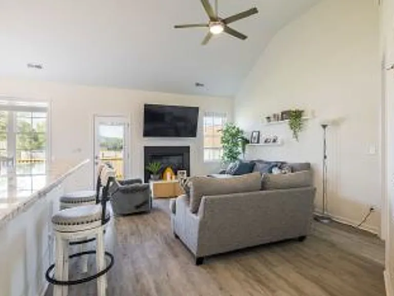305 Broadleaf Dr — Photo 5