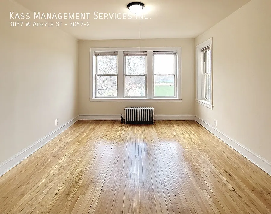Spacious 2 bedroom overlooking River park, hardwood floors, eat-in kitchen, heat included — Photo 4