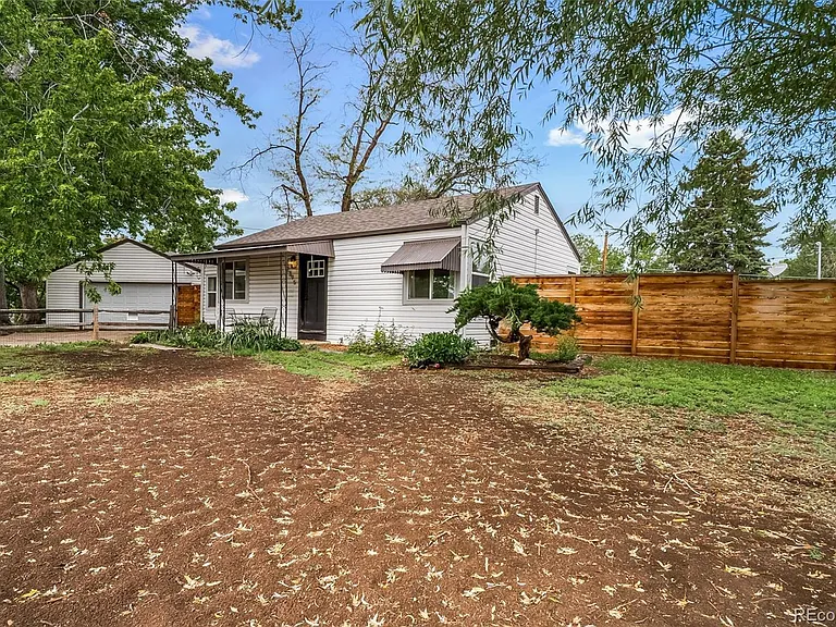 2395 S Irving St — Photo 34