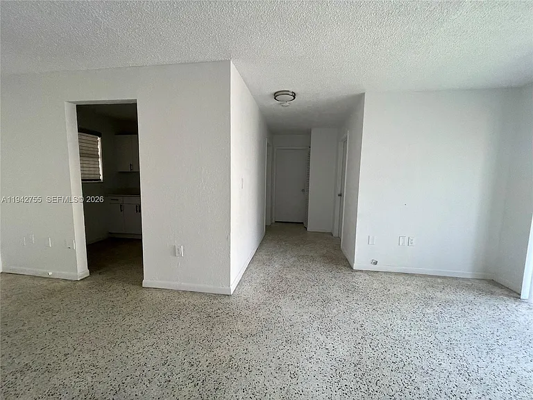 142 SW 18th Ave #19 — Photo 25