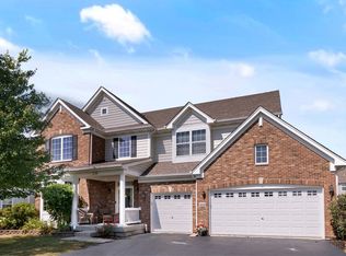 318 Shadow Hill Dr, Elgin, IL 60124