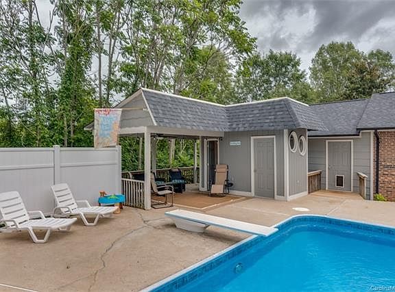 3rd image of 315 Knollwood Dr